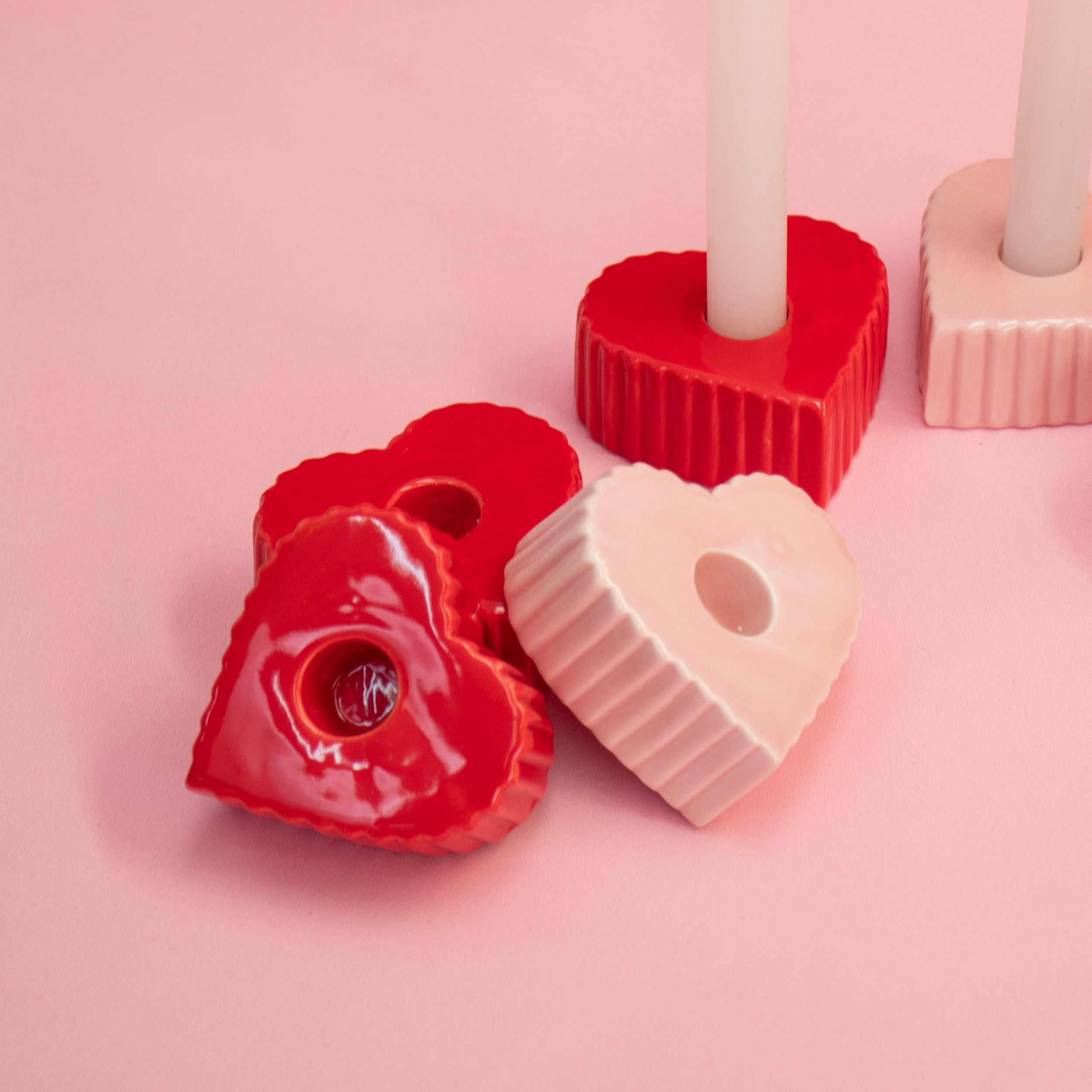 suportes de velas vermelhos e rosa com formato de coração